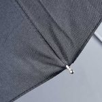 Kleiner Regenschirm mit Rundhakengriff und eigenem Logo-Aufdruck.