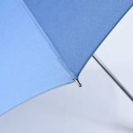 Dieser blaue Regenschirm mit geradem Soft-Touch griff kann individuell mit eigenem Firmenlogo bedruckt werden.