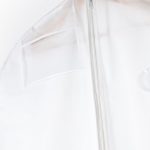 Klassische Brautkleidhülle in weiß mit eigenem Logo, ovalem Sichtfenster, Seitenkeil, Reißverschluss und transparenter Lieferscheintasche.
