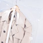 Diese einfache Anzughülle ist komplett transparent und durch die Bügelöffnung einfach anzubringen.