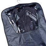 Kleidersack für Motorradkleidung mit großem Sichtfenster und Rundum-Reißverschluss.